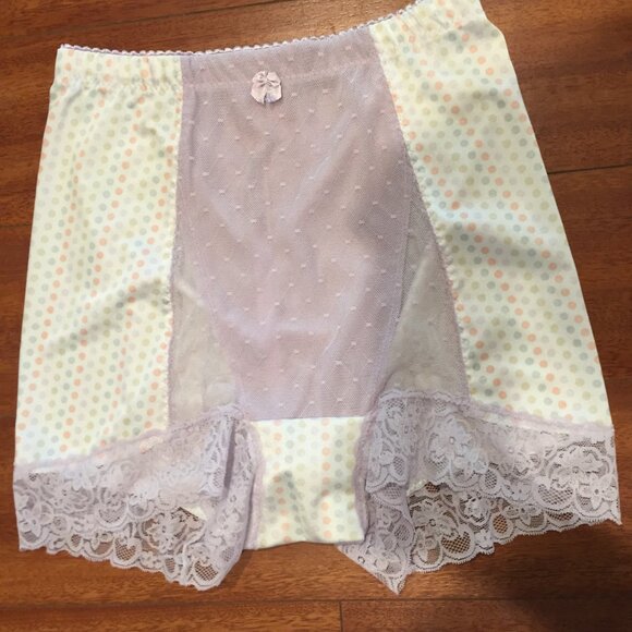 NIP - 5 Pair Rhonda Shear Lace-trimmed Panty Set - Small - Picture 3 of 4